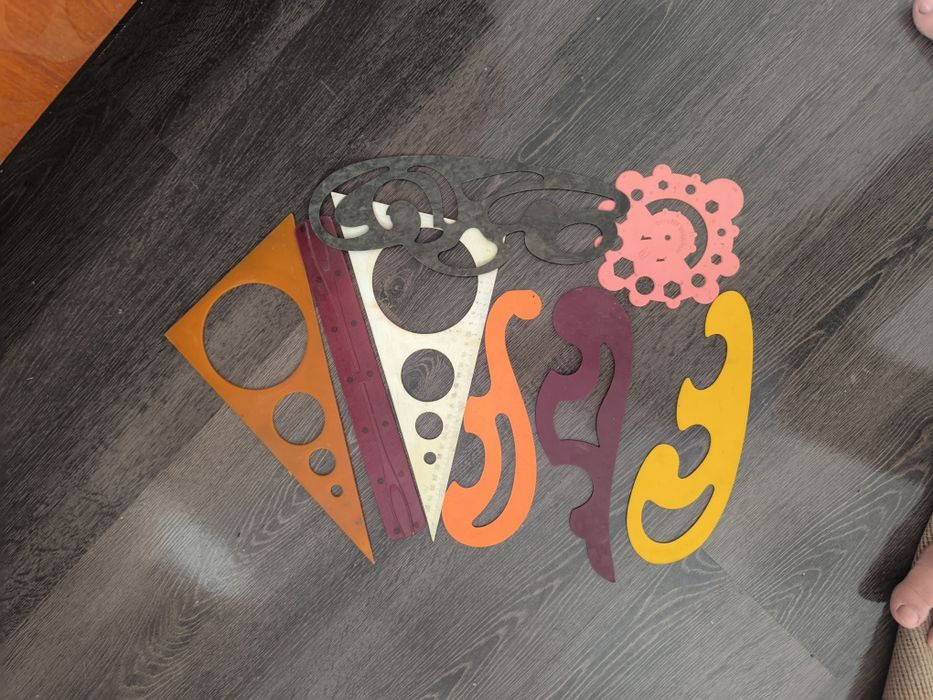 ЛИНЕЙКИ  геометрические и РАСЧЁСКИ