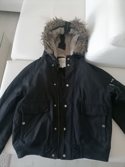 Vând geaca de iarna cu gluga, sport/fashion, noua, produs de calitate.