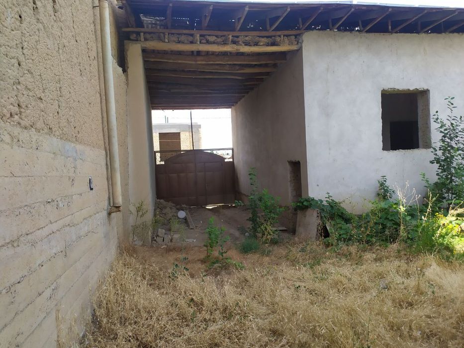 hovli uchastka leles kokterak. uchastka sotiladi 75000$ 6 sotix 20x30