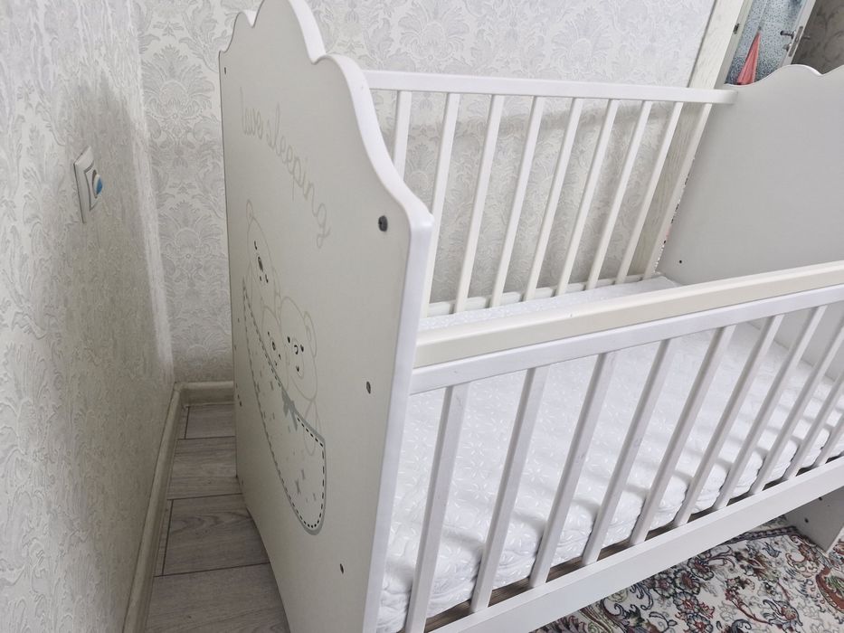 Детская кровать, ходунок, столик