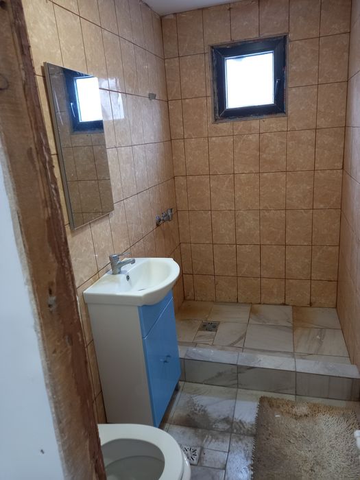 De închiriat casă la curte