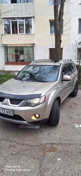 Vând Mitsubishi Outlander