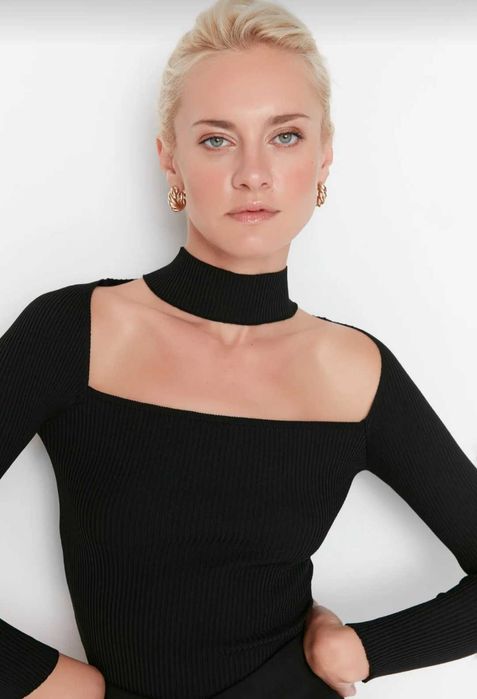 Pulover crop negru cu guler tip chocker