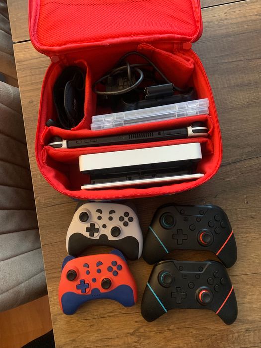 Nintendo Switch Oled +четири джойстика и чанта