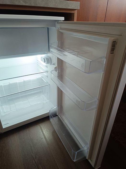 Нов малък хладилник