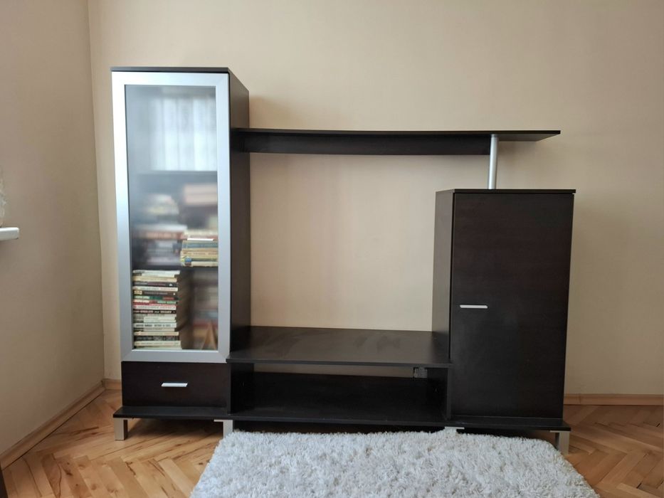 Продавам секция с малък шкаф и шкаф витрина