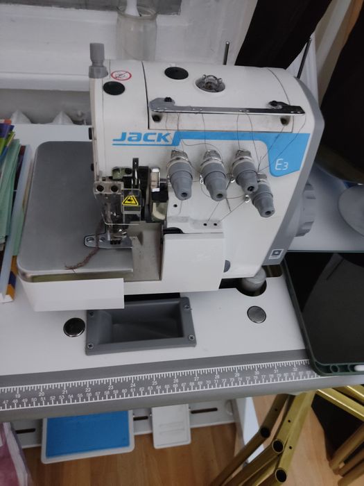 Продается оверлок Jack