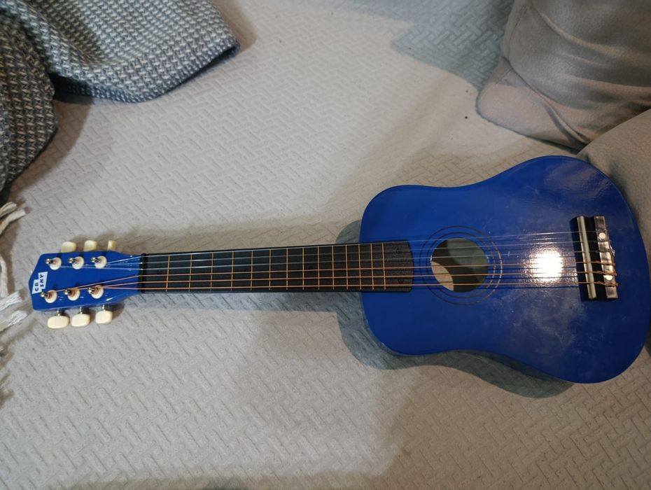 Продам детскую гитару.