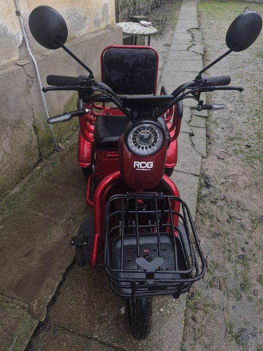 Scuter electric cu trei roți