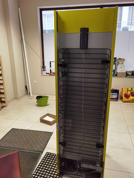 Вертикална хладилна витрина. Като нова.