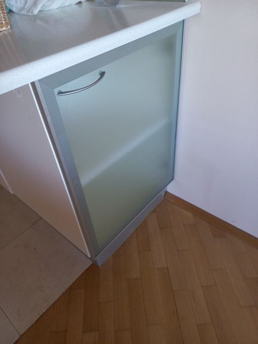 Долен  кухненски ред, шкаф със стъклена витрина