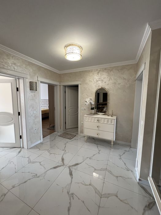 Тристаен Апартамент с ПАРКОМЯСТО, 2 бани, 2 спални до Катедралата.