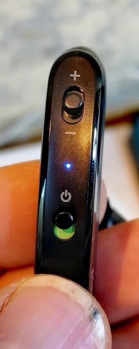 Блутут хендсфри слушалка Plantronics Voyager Legend със заряден кейс