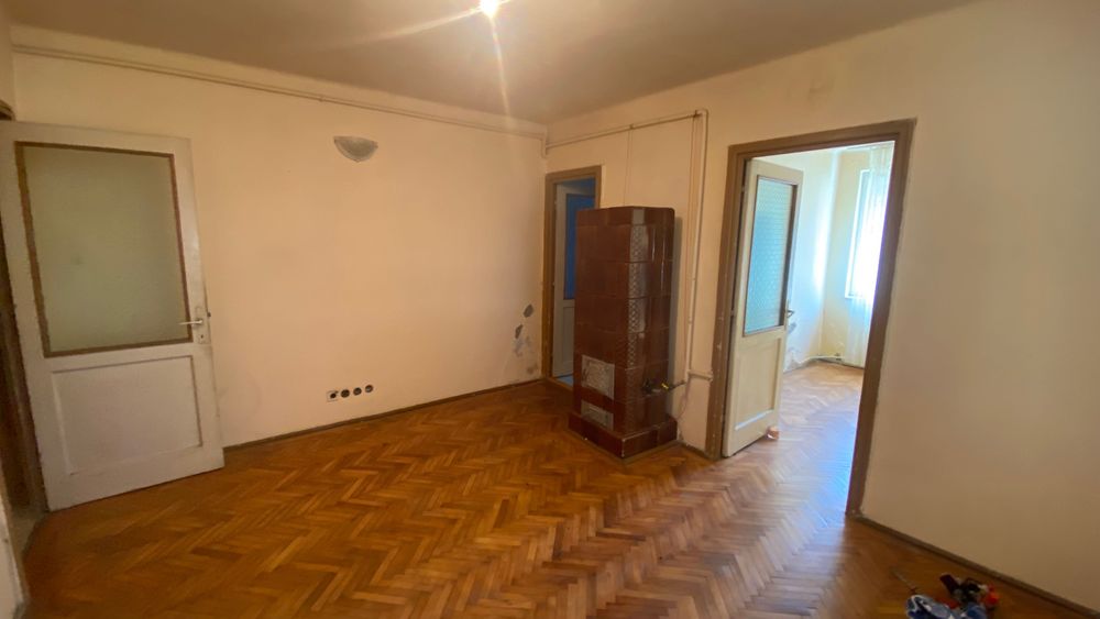 Vânzare apartament cu două camere, bloc de cărămidă, parter în bloc de 2 etaje, teren concesionat în față, adaptat pentru investiție sau locuință