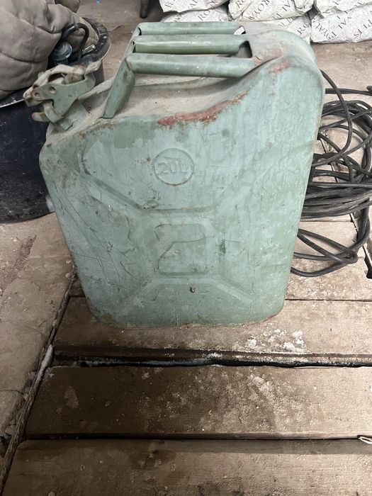 Продам канистру для бензина 20 л