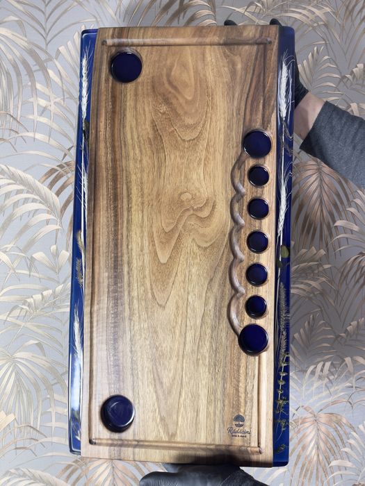 Platouri din lemn masiv & rășină – piese unicat, realizate manual