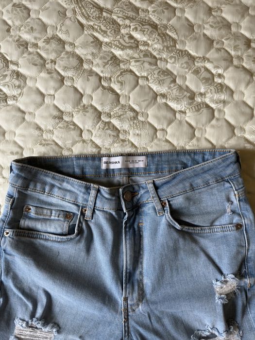 Blugi rupti Bershka