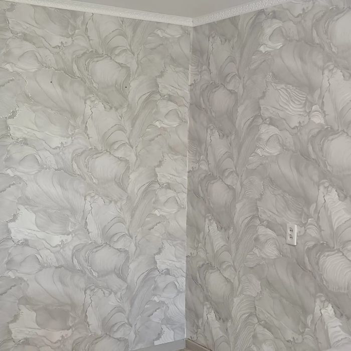 Поклейка обоев и галтели.