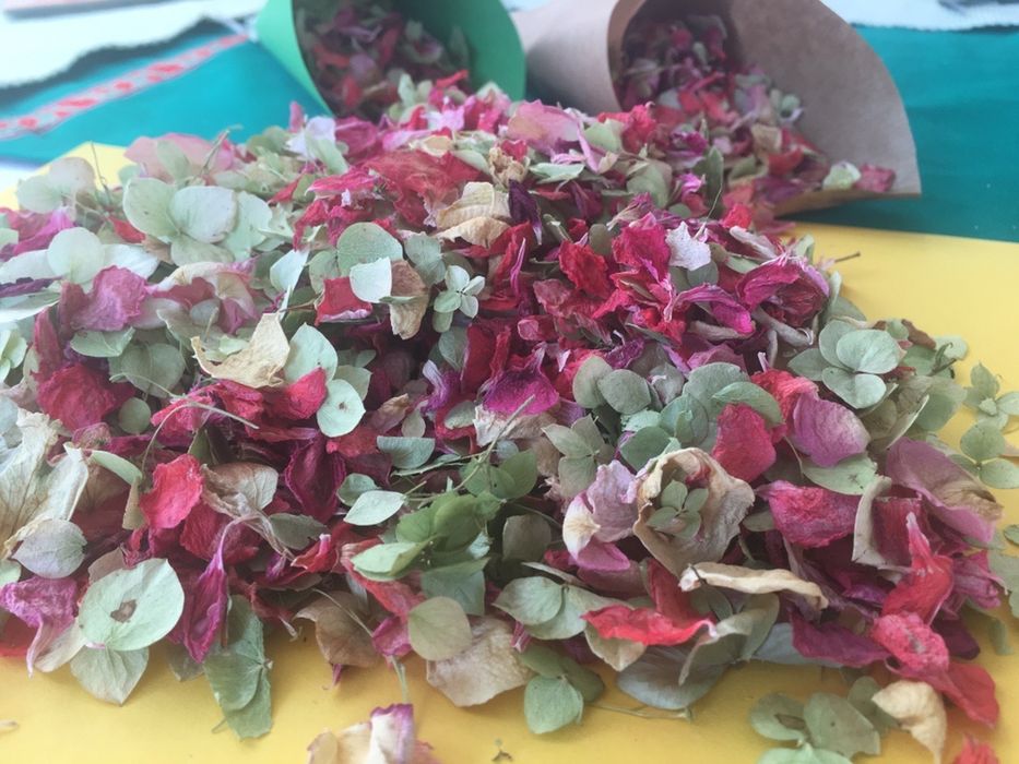 Vand confeti biodegradabile din petale flori pentru nunti, evenimente