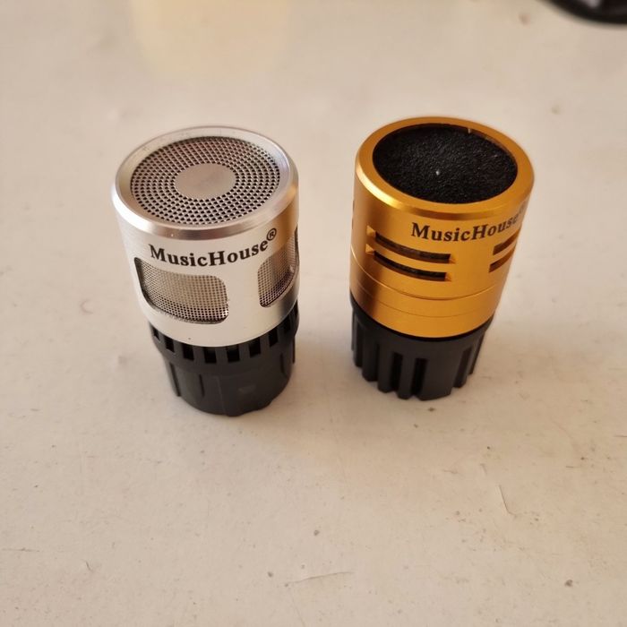 Mikrafon va distansonilar bor.