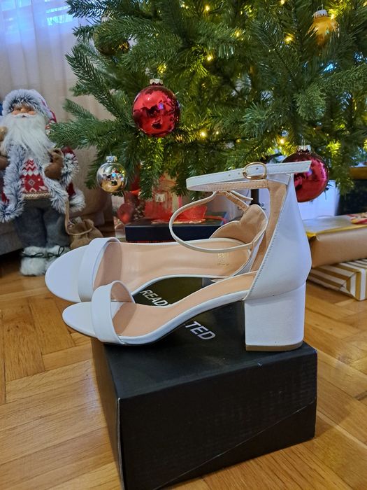 Бели обувки на нисък ток