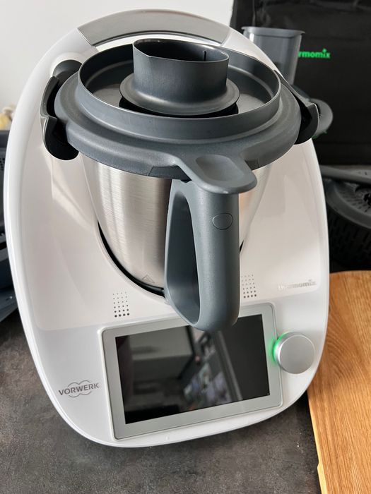 Vând robot de bucătărie Thermomix tm6