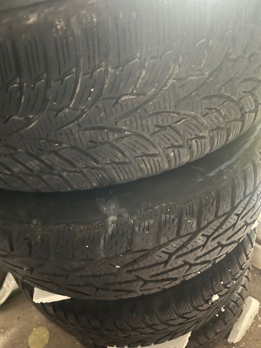 4 зимни гуми 195/65 15 + железни  джанти комплект в добро състояние.