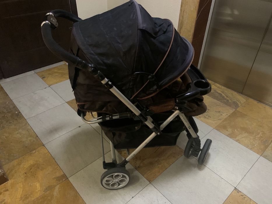 Хорошая черная коляска