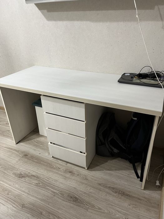 Продам стол для учебы с полкой