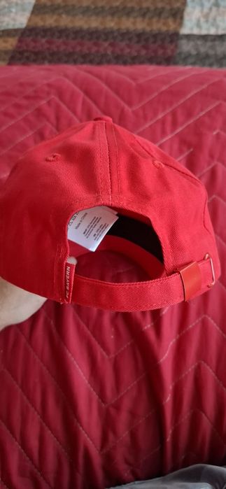 Продава се оригинална шапка на Байерн Мюнхен.