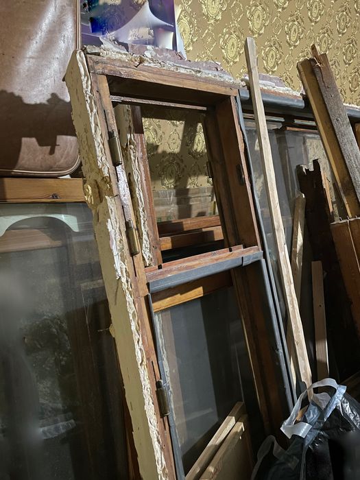 Окна, рамы демонтиров-е/Derazalar, yog'och ramkalar demontaj qilingan.