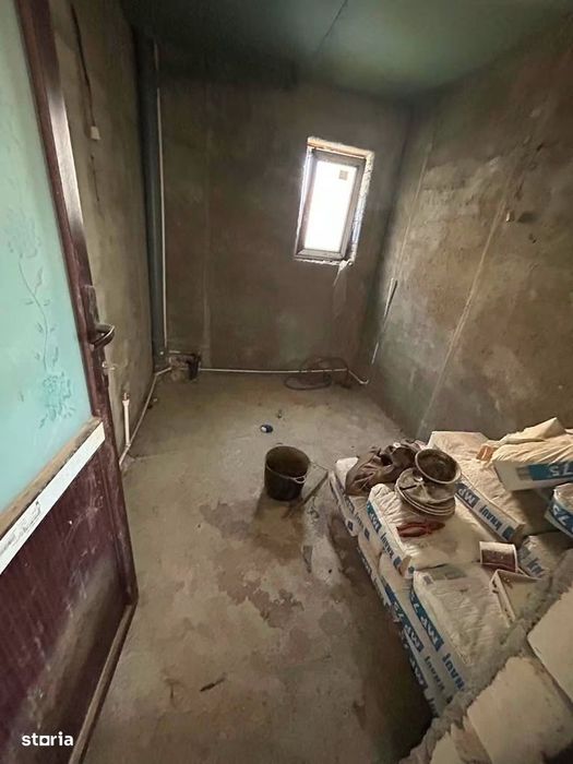 De vanzare casa in Roman, teren de 590mp,5 camere 120000euro