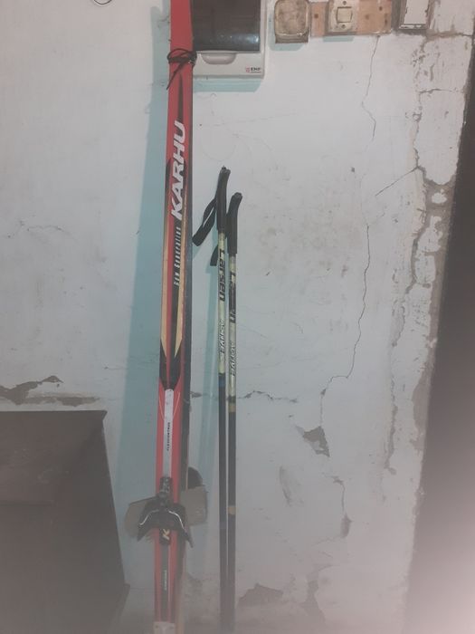 Продам лыжи лежат без надобности