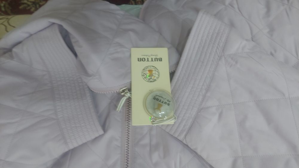 продается  женская ветровка