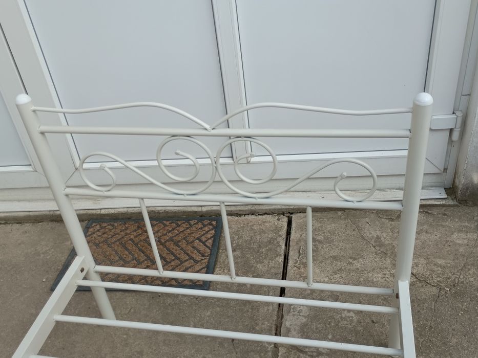 Pat metalic de o persoană cu tot cu saltea