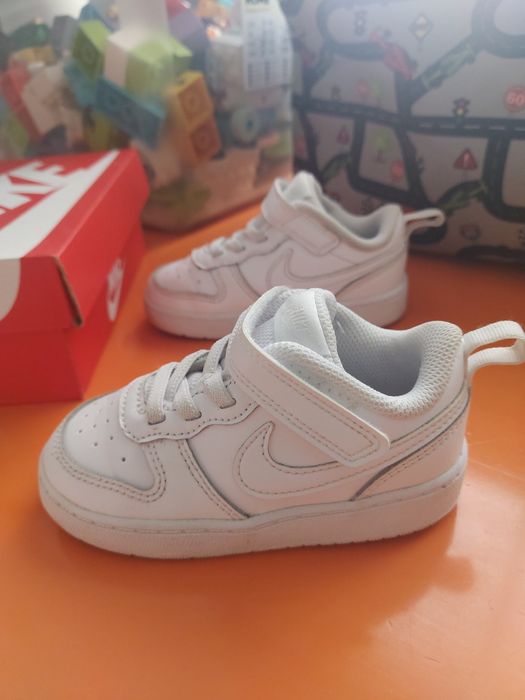 Pantofi sport NIKE albi din piele naturala mărime 23.5