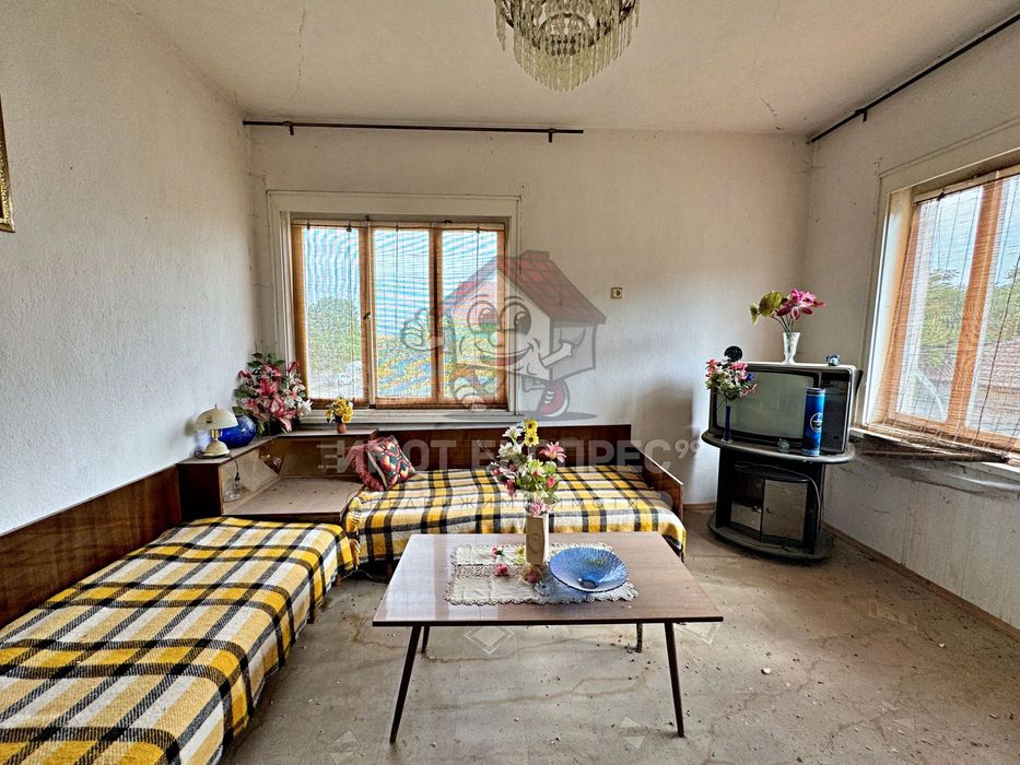 Самостоятелна къща 176кв.м, парцел 900кв.м, в центъра на село Червен