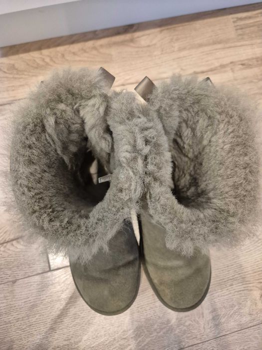 Cizme UGG verzi aproape noi