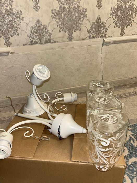 Люстра белого цвета.