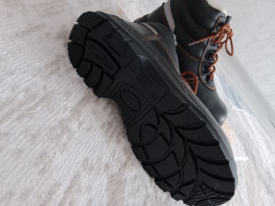 Ботинки зимние черного цвета