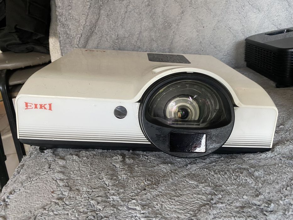 Продам проектор эйки
