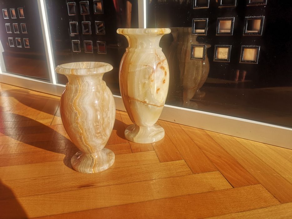 Каменни вази от Оникс