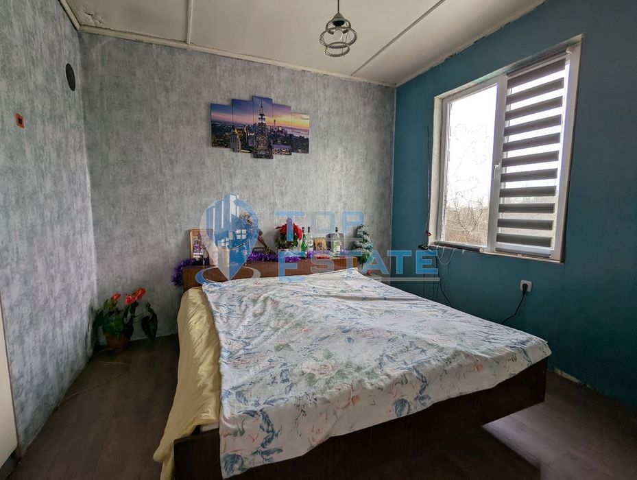 Двуетажна тухлена къща с голям двор в село Поликраище, област Велико