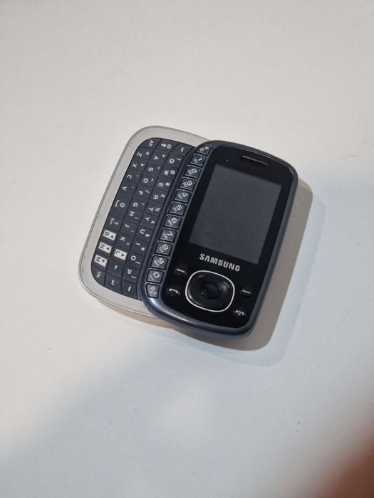 Telefon Samsung cu tastatura laterala