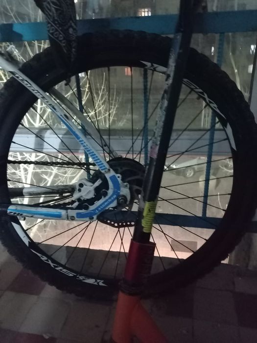 Продам велик + подарок трюковой самокат