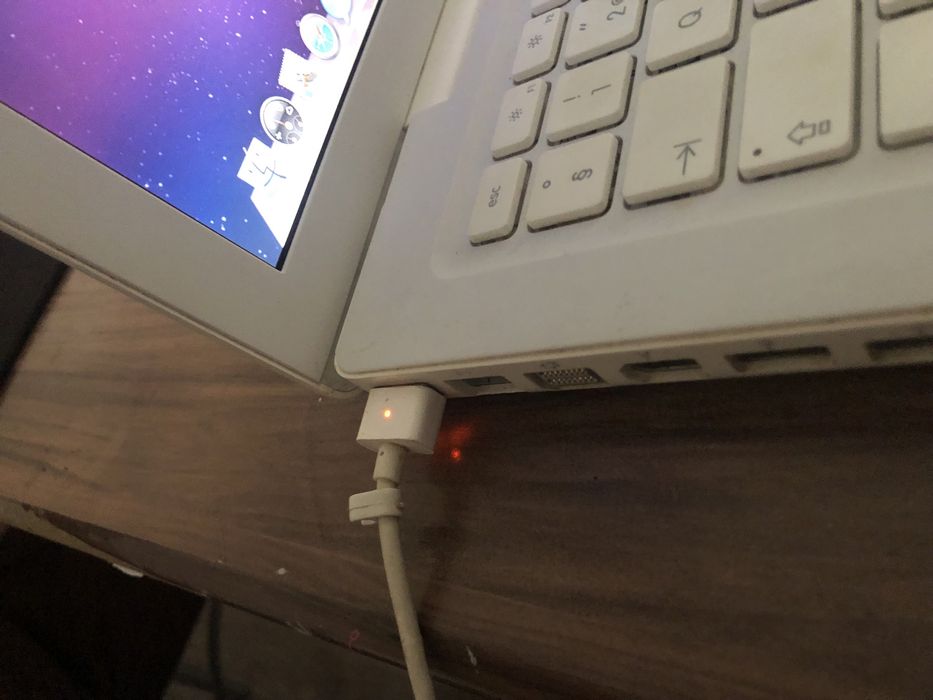 Vintage white polycarbonate apple macbook