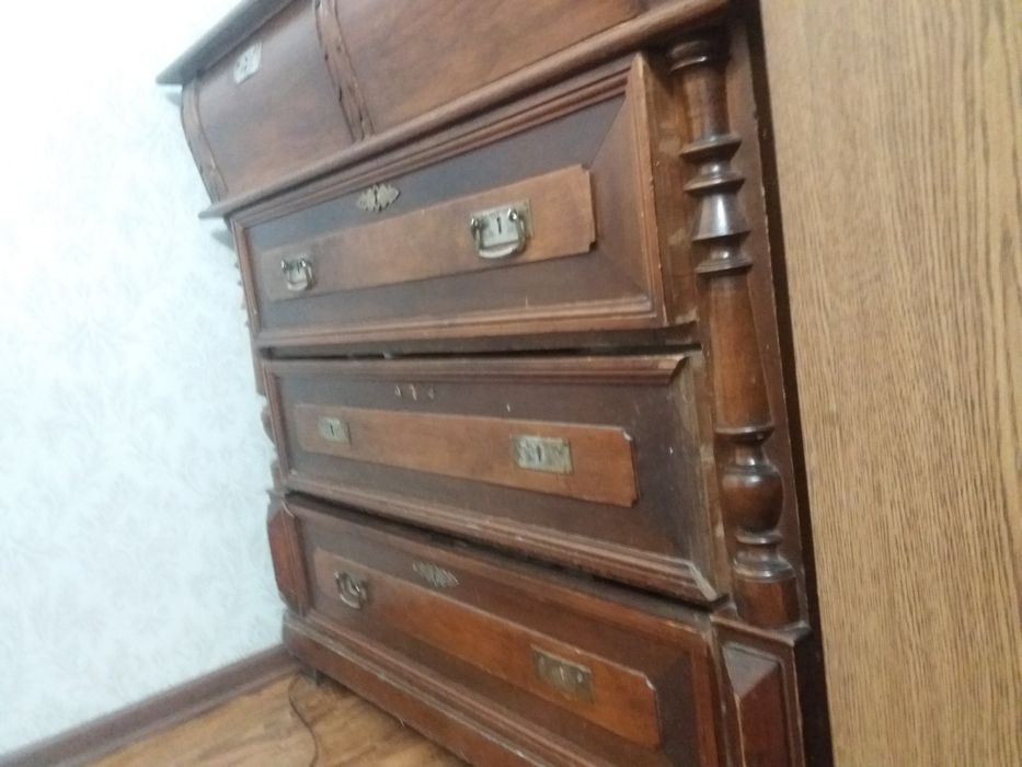 Срочно комод стариный, антикварный, из чистого дерева,