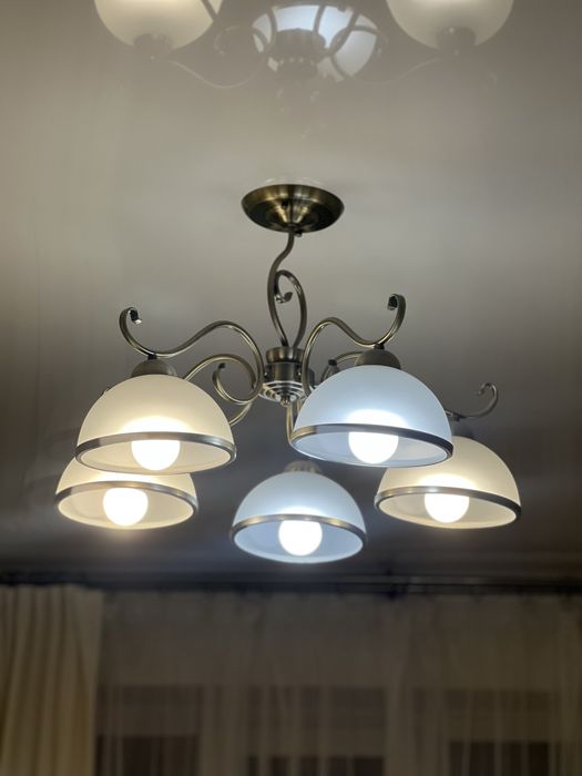 Люстра в хорошем состоянии