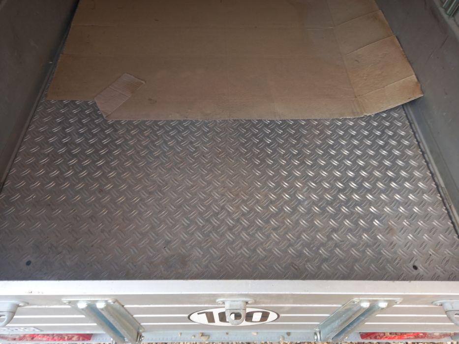 Vând remorca saris cu sistem de franare