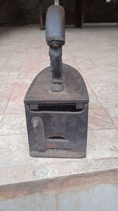 Стара ютия на въглища